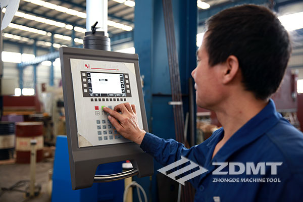 中德机床联袂意大利ESA胜利研制新型电液同步数控折弯机2