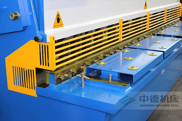 ZDS-1632剪板机进料口,宁静防护,进料无阻,又能间接观看到灯光对线的剪切地位.jpg ZDS-1632剪板机进料口,宁静防护,进料无阻,又能间接观看到灯光对线的剪切地位.jpg