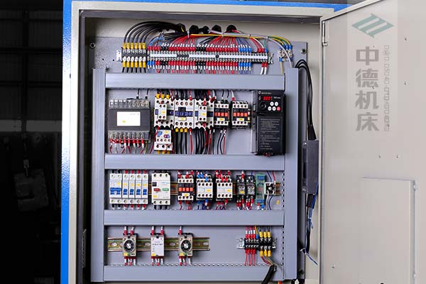 ZDS-1632接纳正品电气元件,装有变频驱动,节制切确,不变耐用寿命长.jpg ZDS-1632接纳正品电气元件,装有变频驱动,节制切确,不变耐用寿命长.jpg