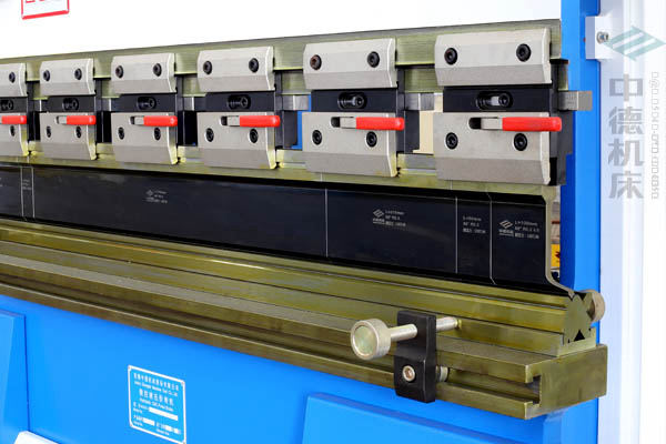 ZDPK-4015-规范分段模具并共同模具快夹,换模疾速.jpg ZDPK-4015-规范分段模具并共同模具快夹,换模疾速.jpg